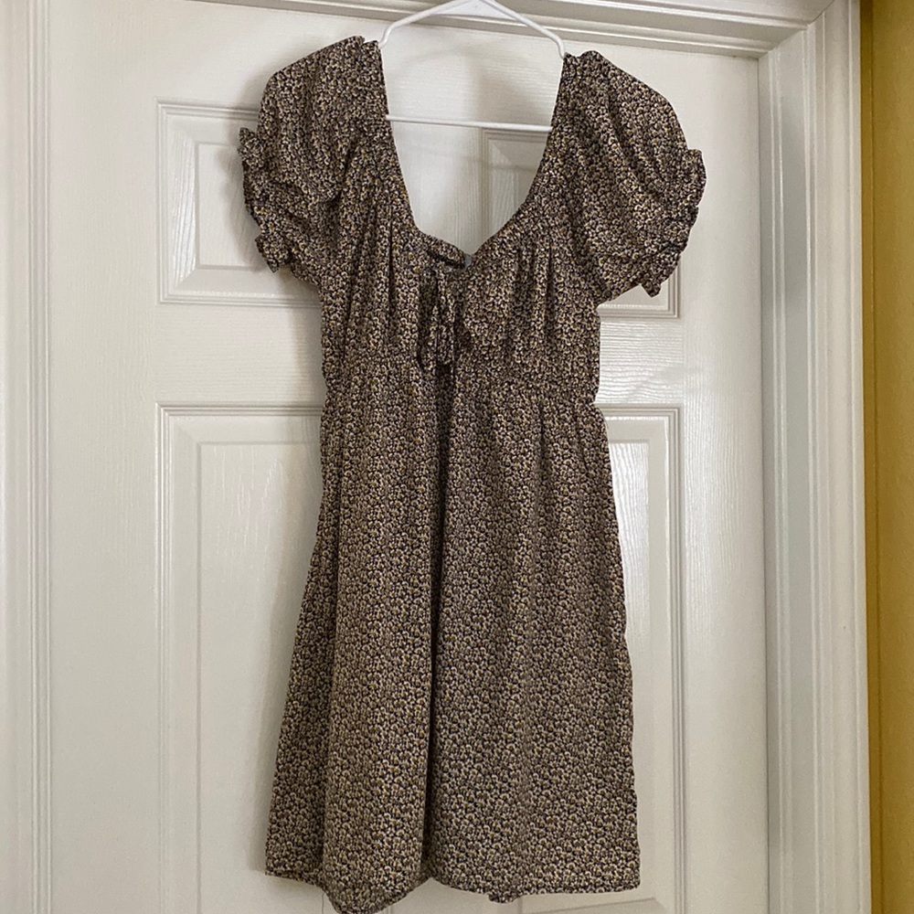 Brand: Sky and Sparrow . MEDIUM . floral dress with front bow and puff sleeves.